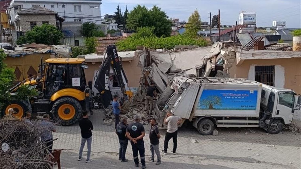 Hatay'da Çöp Kamyonu Metruk Eve Çarptı: Güvenlik Kamerası Anbean Kaydetti