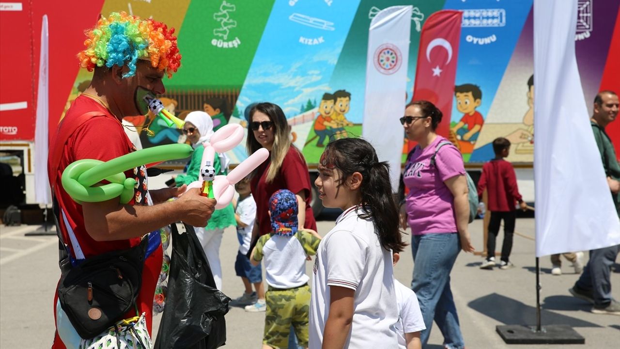 Hatay'da Depremzede Çocuklar Geleneksel Oyunlarla Eğlendi