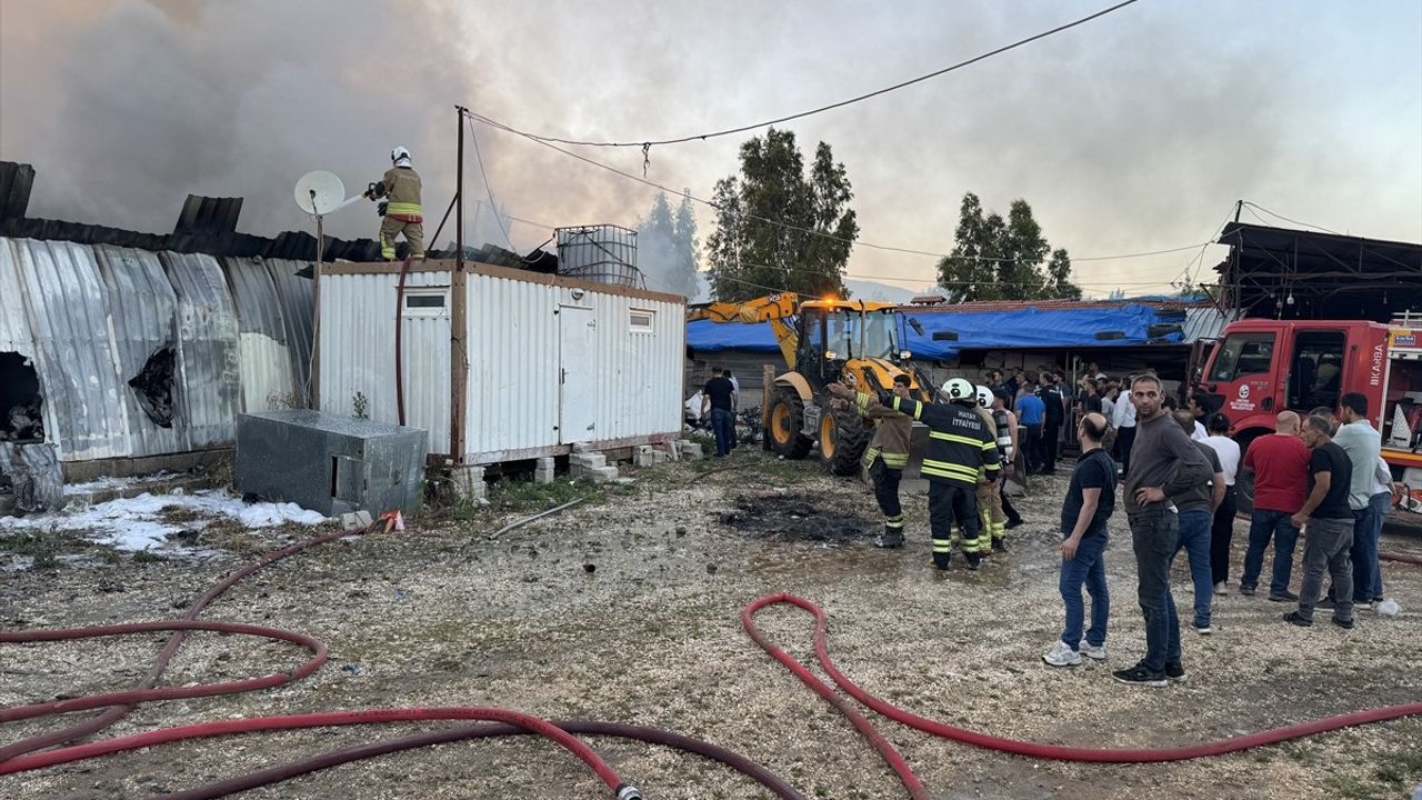 Hatay'da Tekstil Atölyesinde Yangın: İtfaiye Ekipleri Olay Yerinde