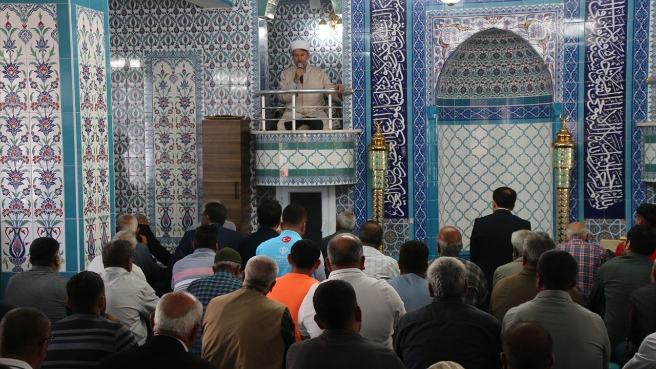 Hatay'da Yıkılan Cami Yeniden İbadete Açıldı