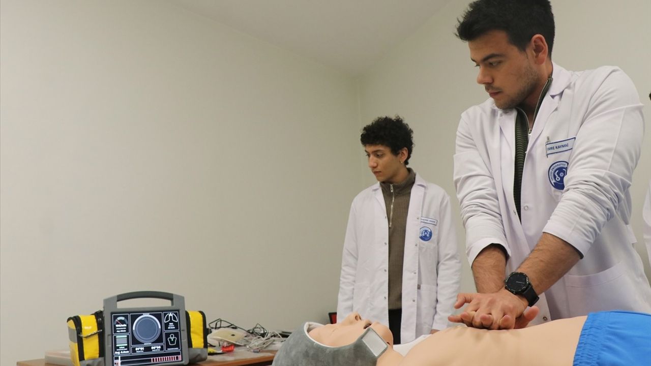 Hekim Adayları, Simülasyon Merkezi ile Mesleki Donanım Kazanıyor