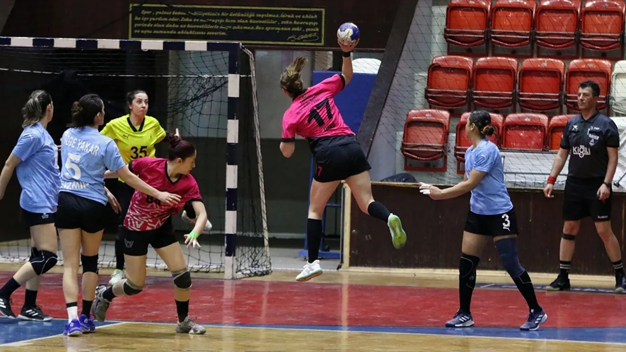 Hentbol Kadınlar Süper Lig: İzmir Büyükşehir Belediyespor, Yenimahalle'yi 36-33 Yendi