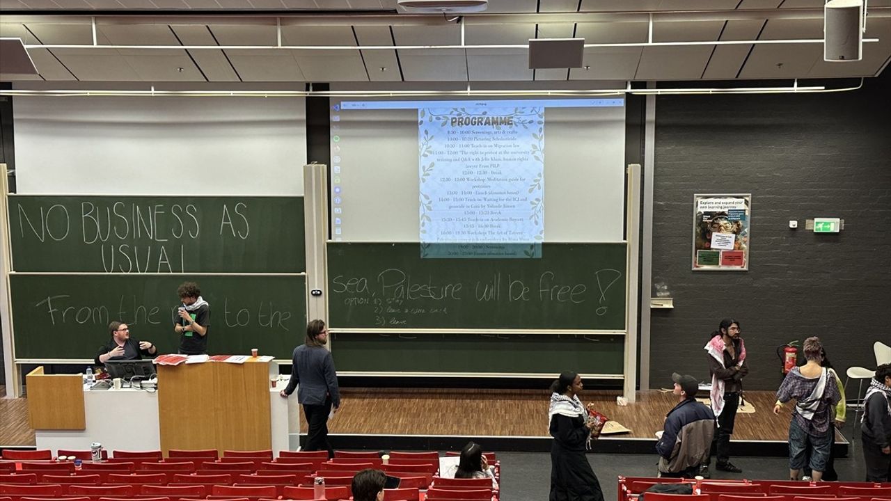 Hollanda'daki Üniversitelerde Filistin Destekçileri Protesto Düzenliyor