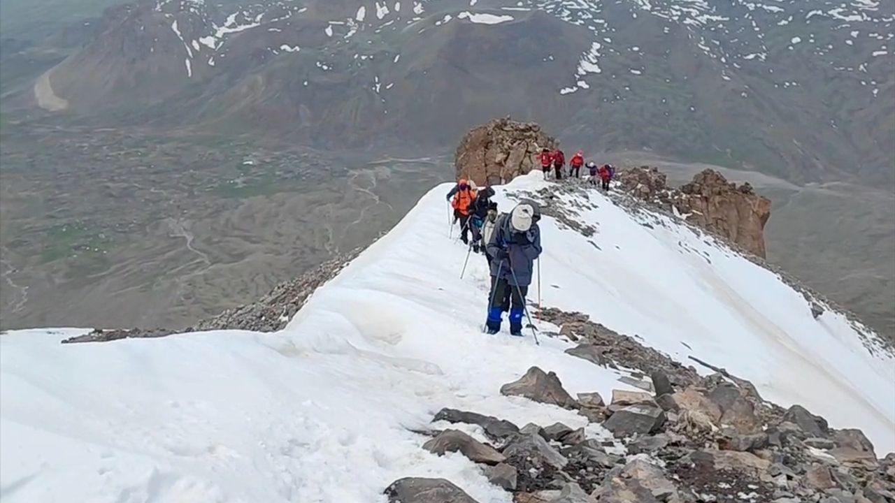 Iğdır'da Dağcılar 19 Mayıs Bayramı'nı Küçük Ağrı Dağı'nda Kutladı