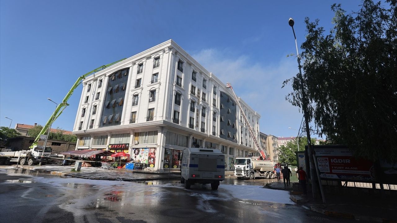 Iğdır'da Öğrenci Yurdunun Çatı Katında Yangın Çıktı