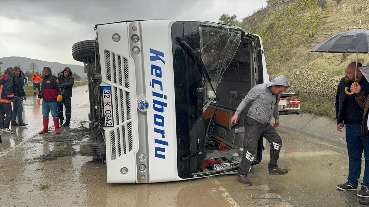 Isparta'da Midibüs Devrildi: 15 Kişi Yaralandı
