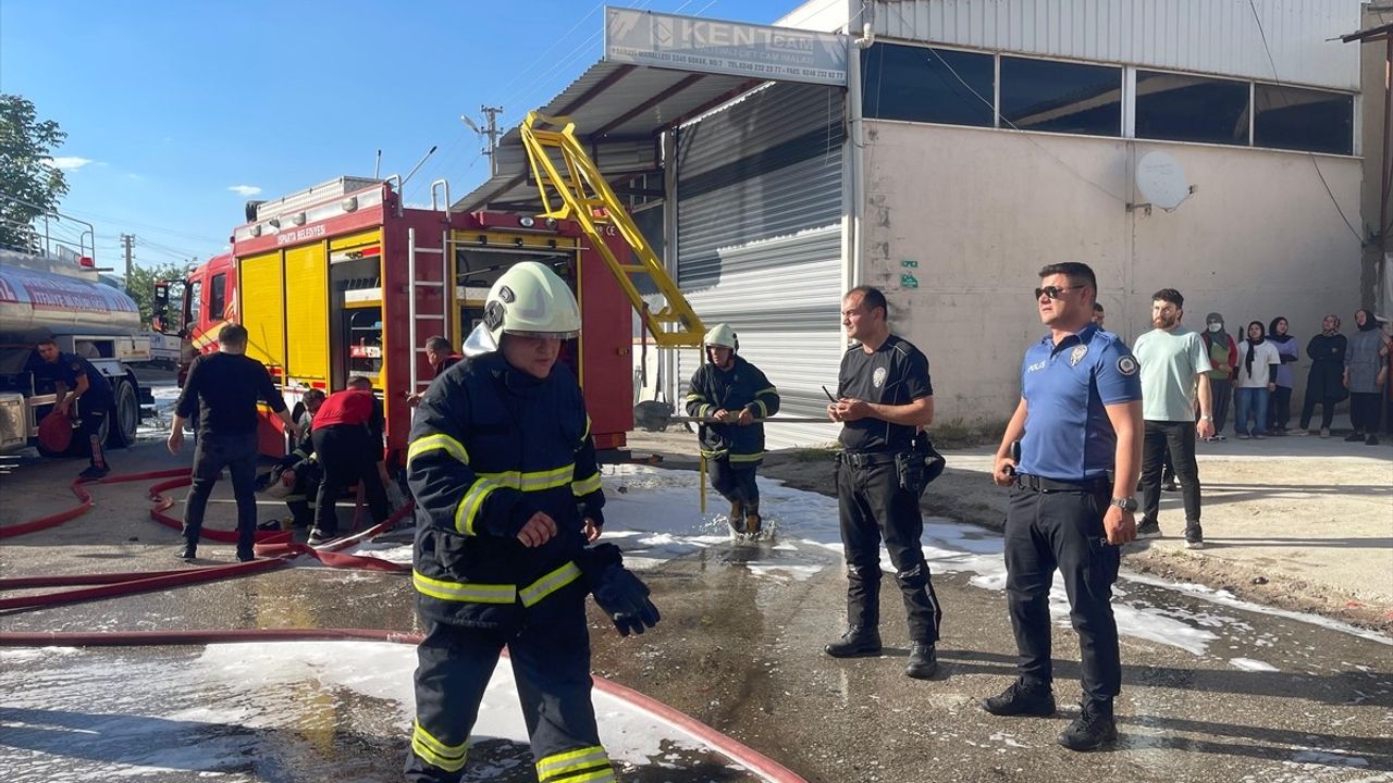 Isparta'daki Oyuncak Deposunda Yangın: Hasar Rapor Edildi