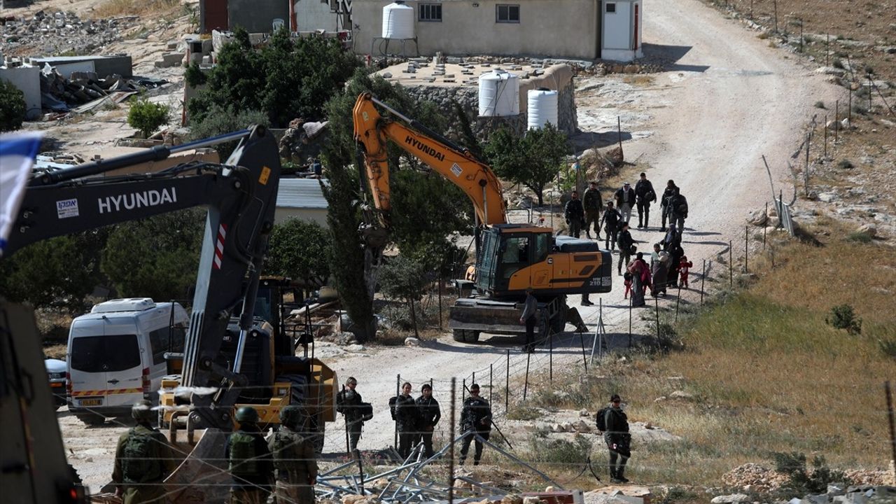 İsrail, Batı Şeria'da Filistinlilere Ait Yapıları Yıktı