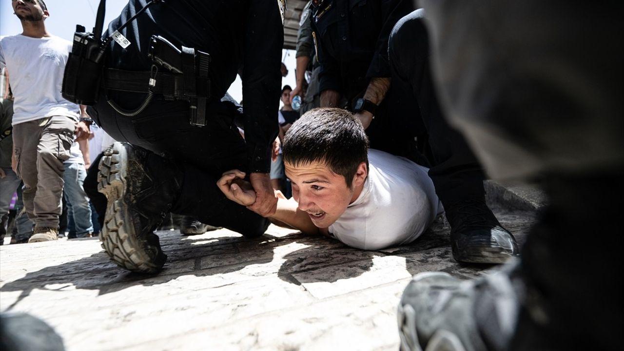 İsrail'de Provokatif Bayrak Yürüyüşü: Doğu Kudüs'te Aşırı Sağcıların Eylemleri