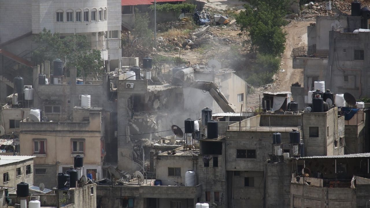 İsrail Ordusu Batı Şeria'da Filistinli Evlerini Yıkıyor