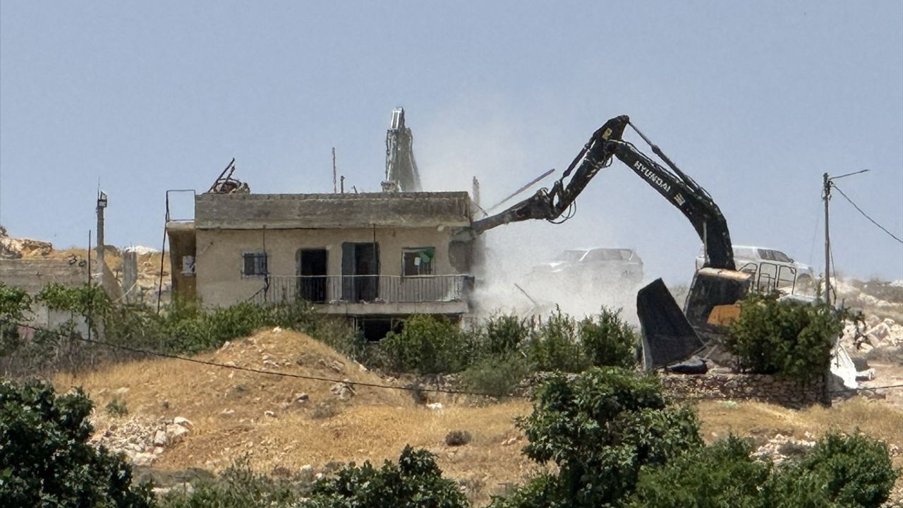 İsrail Ordusu, Batı Şeria'da Filistinlilere Ait Evi ve Çiftliği Yıktı