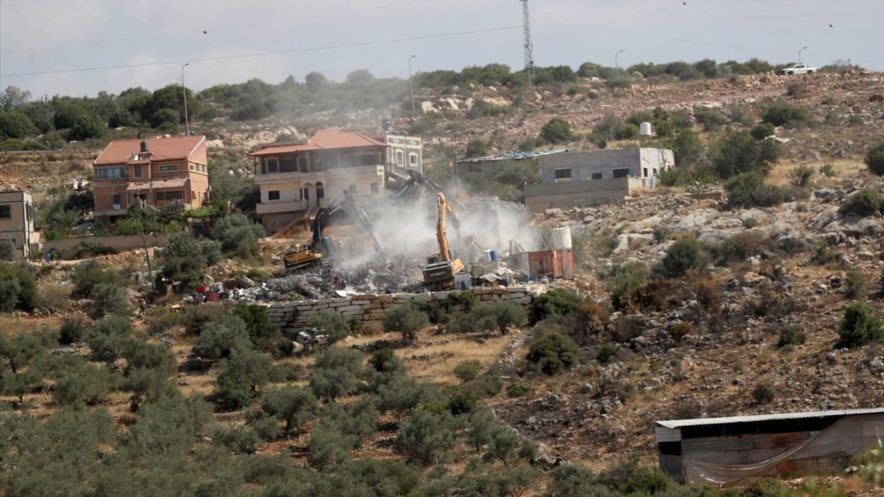 İsrail Ordusu Batı Şeria'da Filistinlilere Ait İki Evi Yıktı