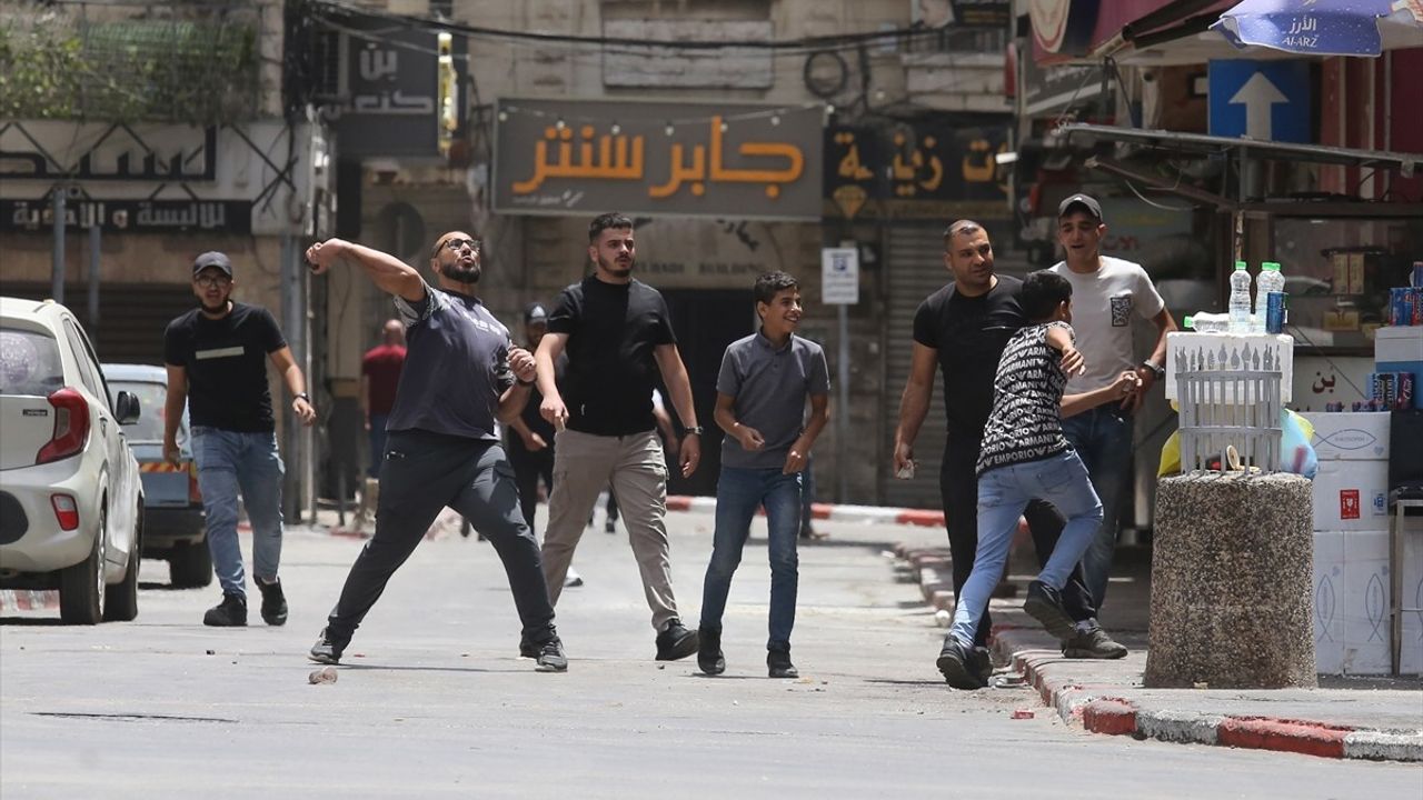 İsrail Ordusunun Nablus'taki Baskınında 4 Filistinli Yaralandı