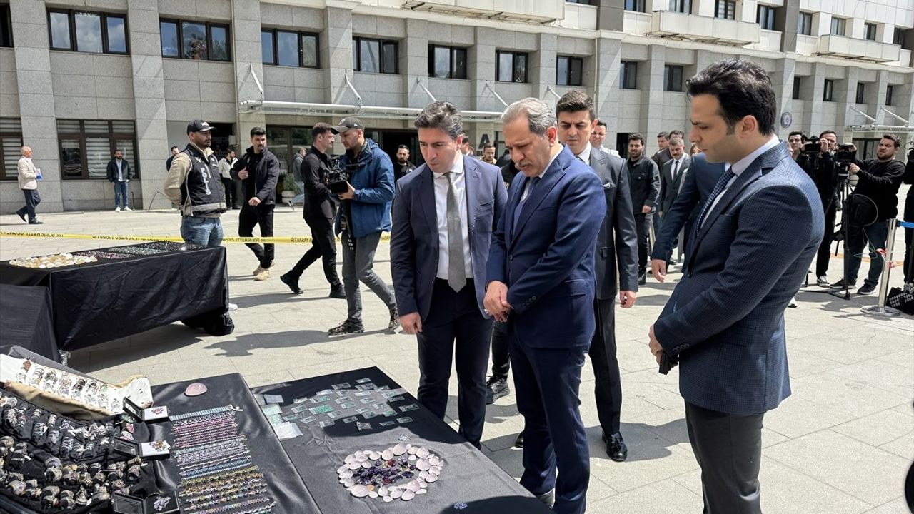 İstanbul'da 151 Kilo Değerli Taş Ele Geçirildi