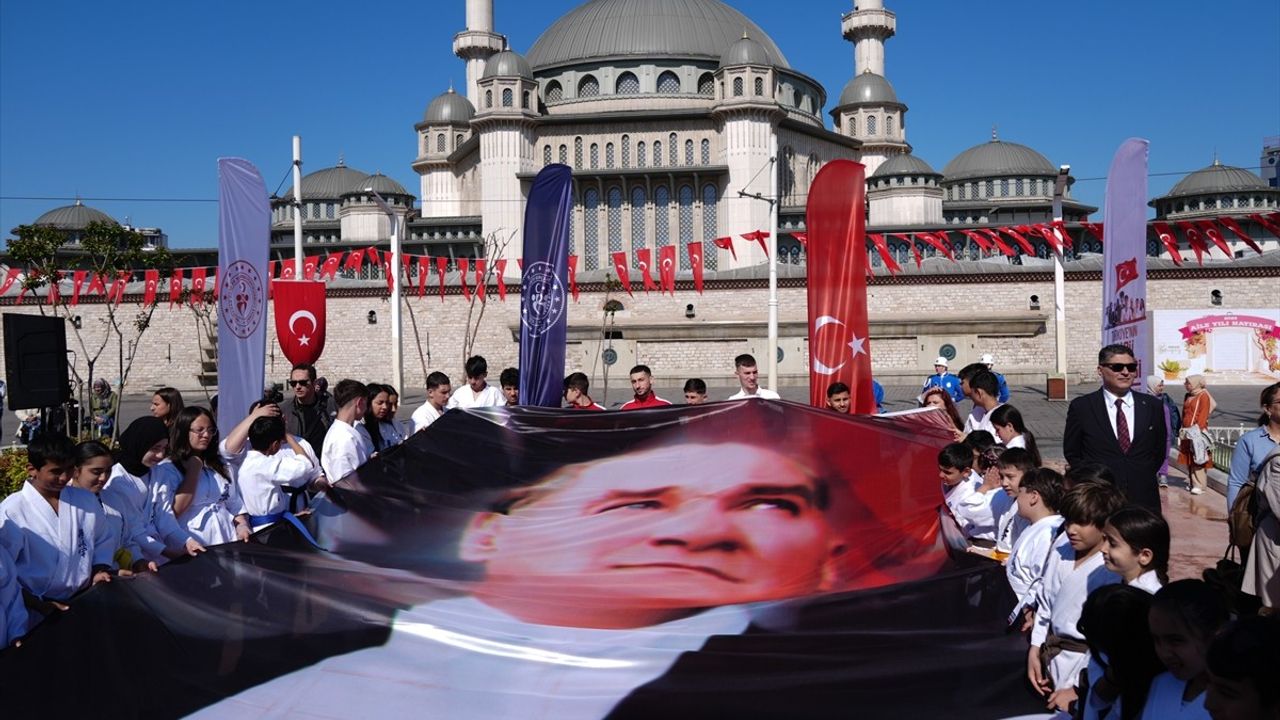 İstanbul'da 19 Mayıs Coşkusu: Taksim'de Tören Düzenlendi