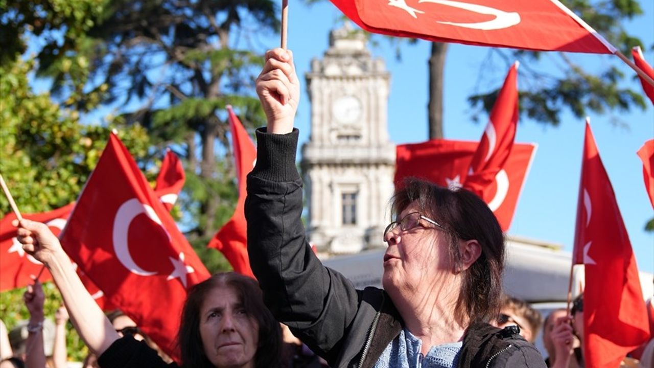 İstanbul'da 19 Mayıs Kutlamalarında Mustafa Kemal Yürüyüşü Coşkusu