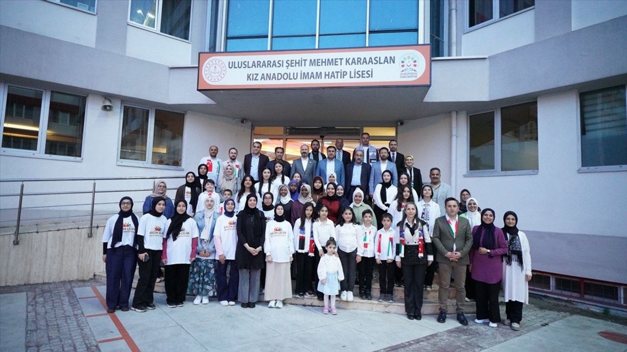 İstanbul'da Gazzeli Öğrenciler İçin 'Kardeşlik Buluşması' Gerçekleştirildi