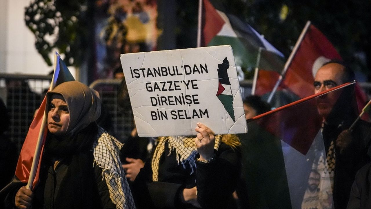 İstanbul'da Gemilere Yapılan Saldırılara Protesto: Mavi Marmara Üyeleri Afişlerle Duyurdu