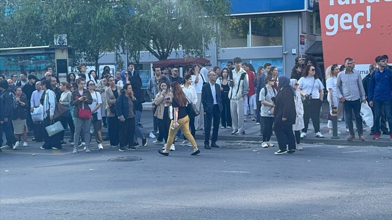 İstanbul'da Özel Halk Otobüsü Seferleri Kontak Kapatınca Yolcular Zorluk Yaşıyor
