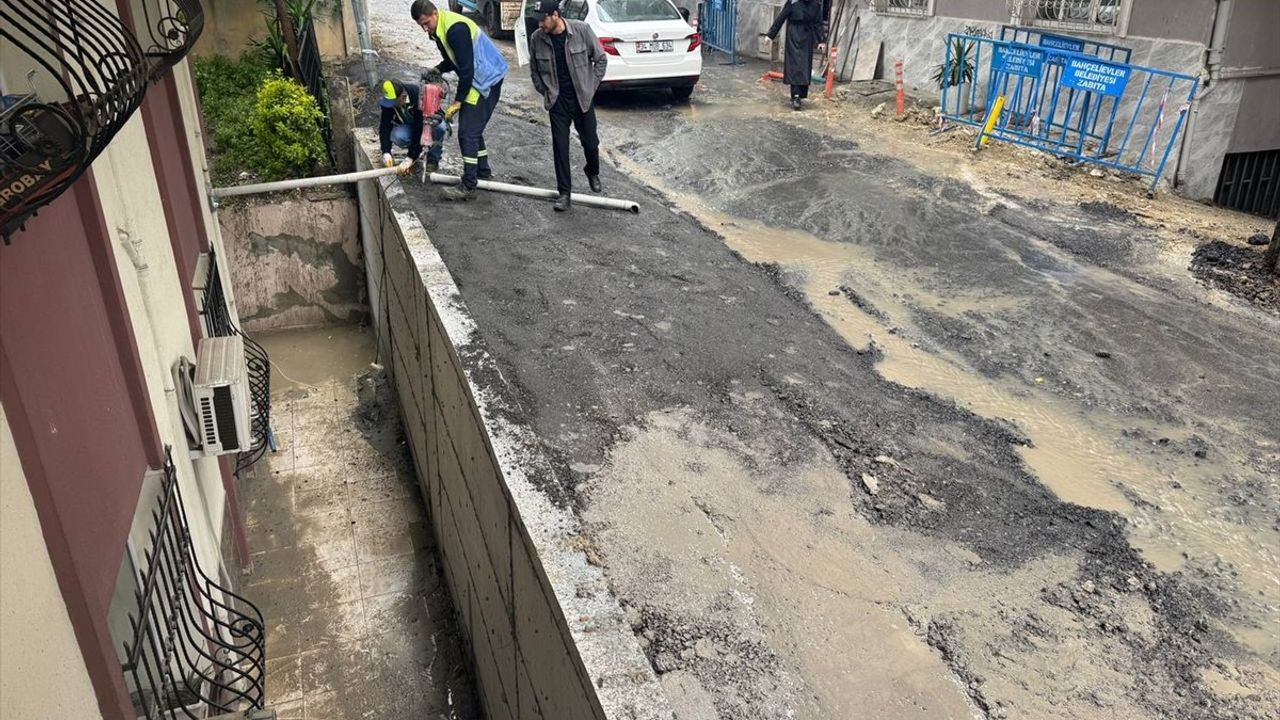 İstanbul'da Yağışlar Trafikte Kaosa Neden Oldu
