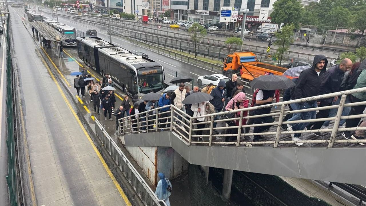 İstanbul'da Yoğun Yağış Trafik Yoğunluğunu Yüzde 81'e Çıkardı