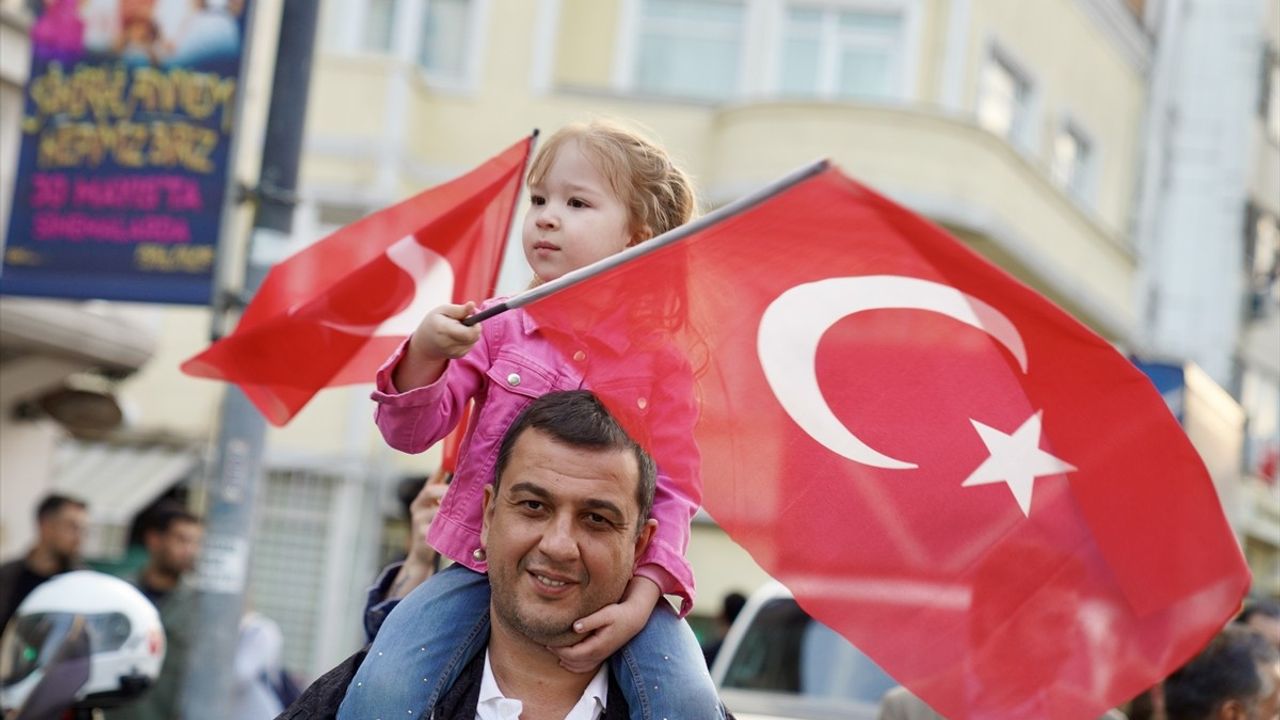 İstanbul'un Fethinin 572. Yılı: Fatih'te Coşkulu Yürüyüş Düzenlendi