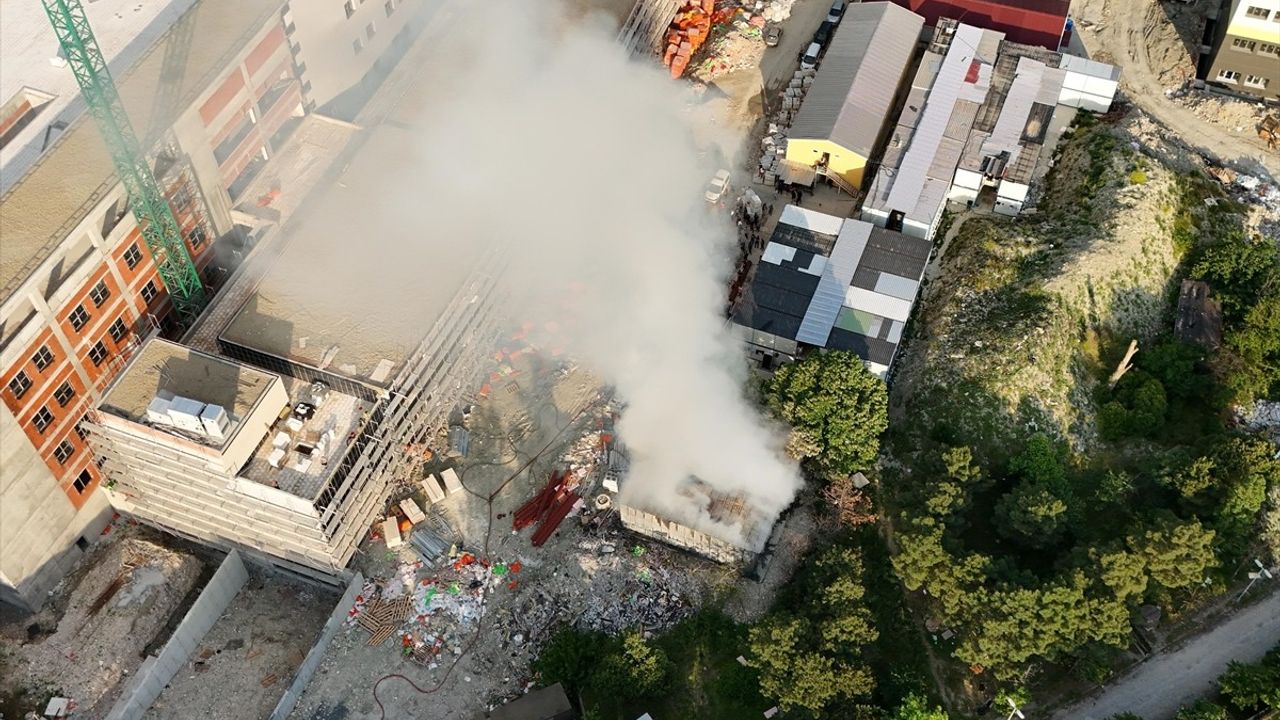 İstanbul Üniversitesi-Cerrahpaşa'da Depo Yangını Kontrol Altına Alındı