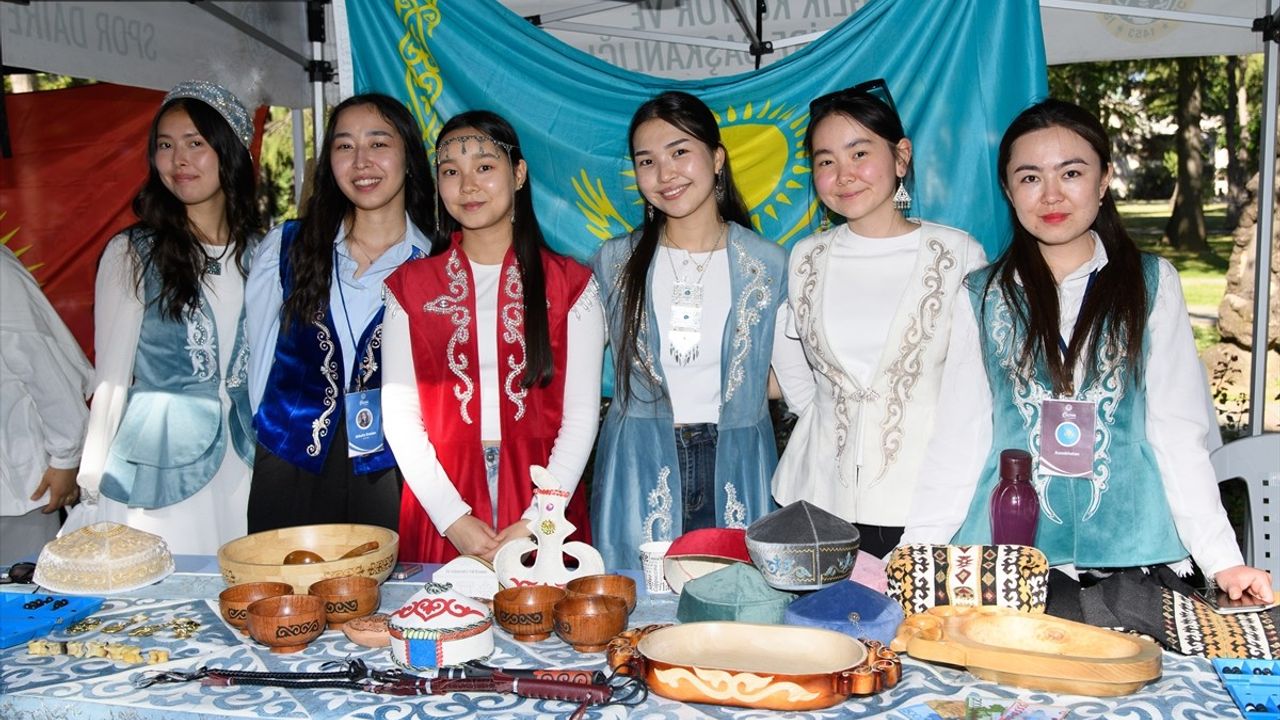 İstanbul Üniversitesinde Gençlik Festivali Coşkusu