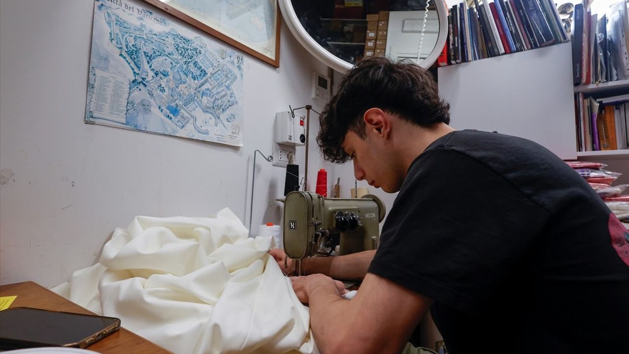 İtalyan Terzi Raniero Mancinelli: Dördüncü Papa İçin Hazırlıklarını Sürdürüyor