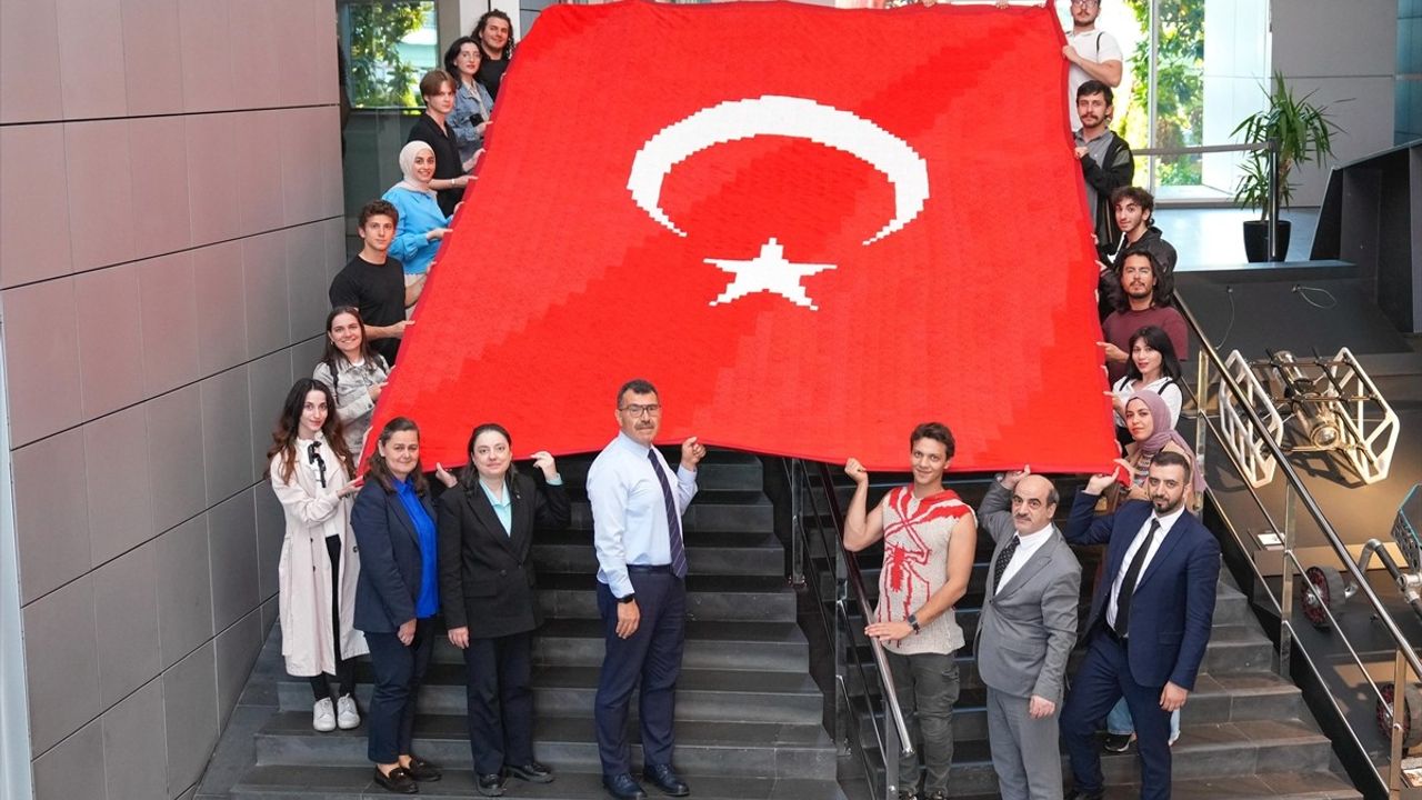 İTÜ'de Sergilenen Elde Örülen Dev Türk Bayrağı