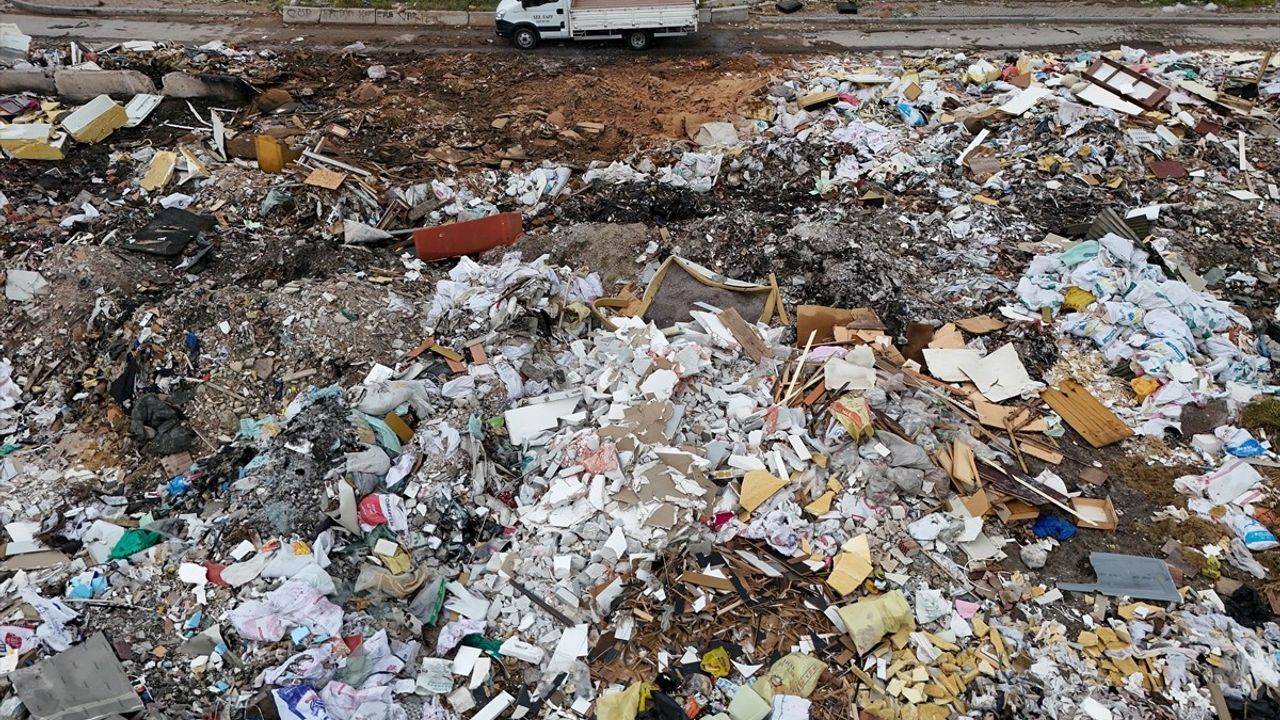 İzmir Buca'da Atık Yığını Esnafı Rahatsız Ediyor