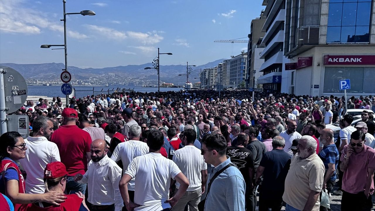 İzmir'de 23 Bin İşçi Grevde: Yürüyüş ve Eylemler Devam Ediyor