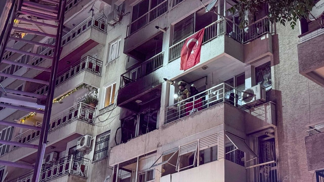 İzmir'de Apartmanda Patlama: 4 Yaralı