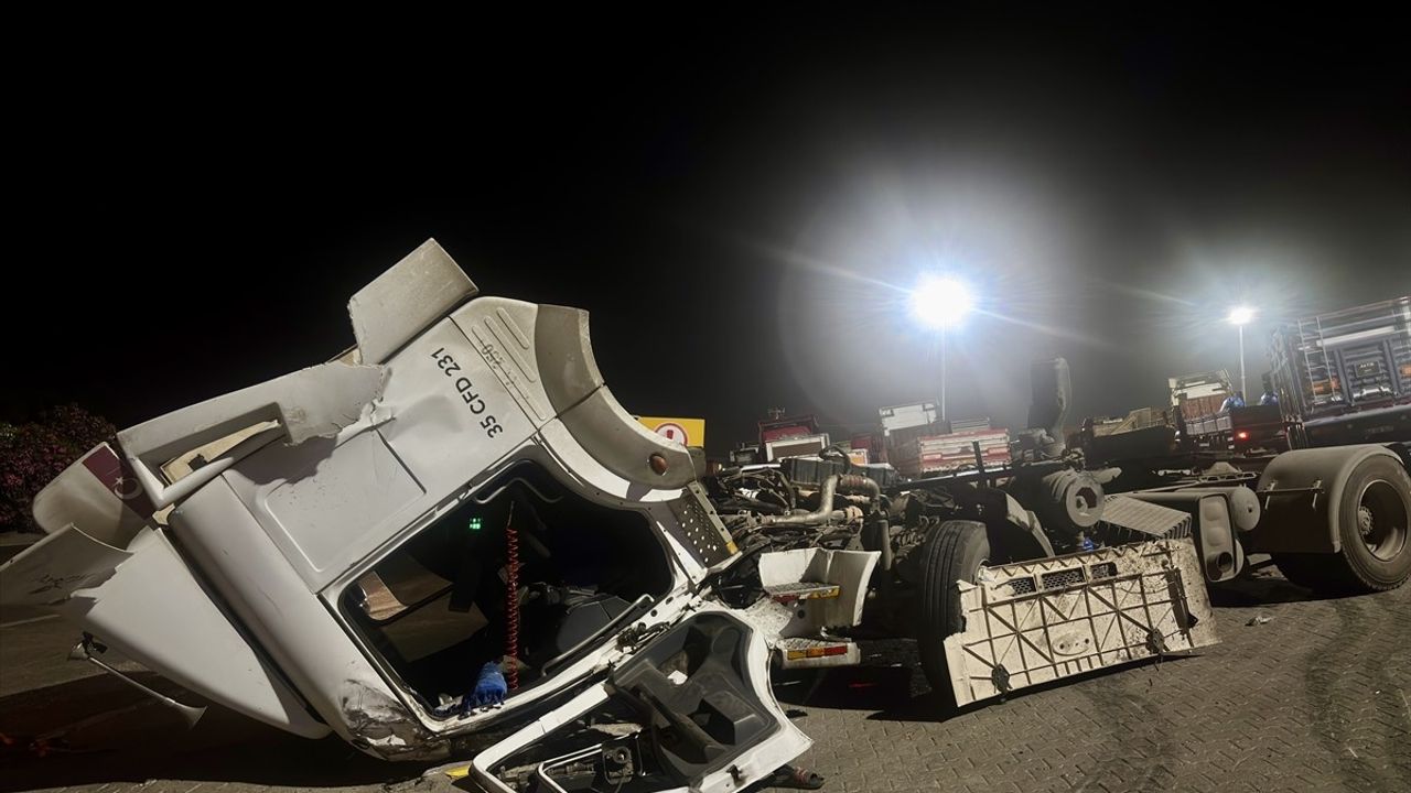 İzmir'de Bariyere Çarpan Tırda 2 Yaralı