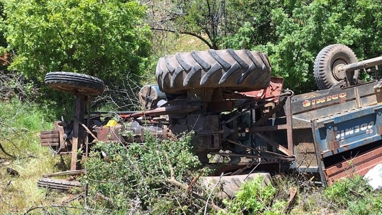 İzmir'de Devrilen Traktörün Altında Kalan Sürücü Hayatını Kaybetti