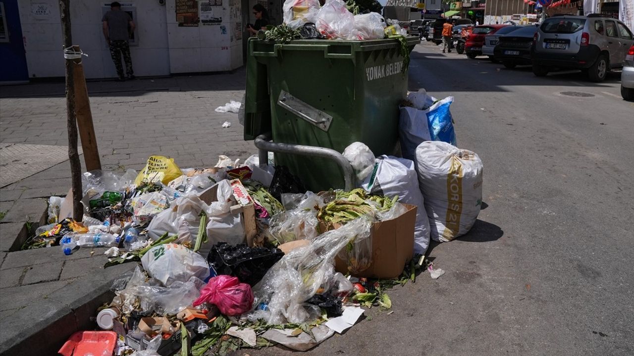 İzmir'de Grev: Çöp Yığınları ve Kötü Koku Tepkileri Tetikliyor