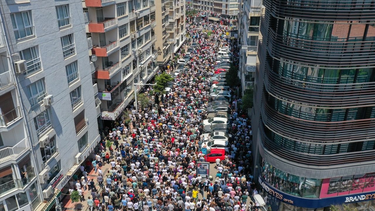 İzmir'de Grev: Sendikacılar Başkan ve Bürokratları Sorumlu Tutuyor