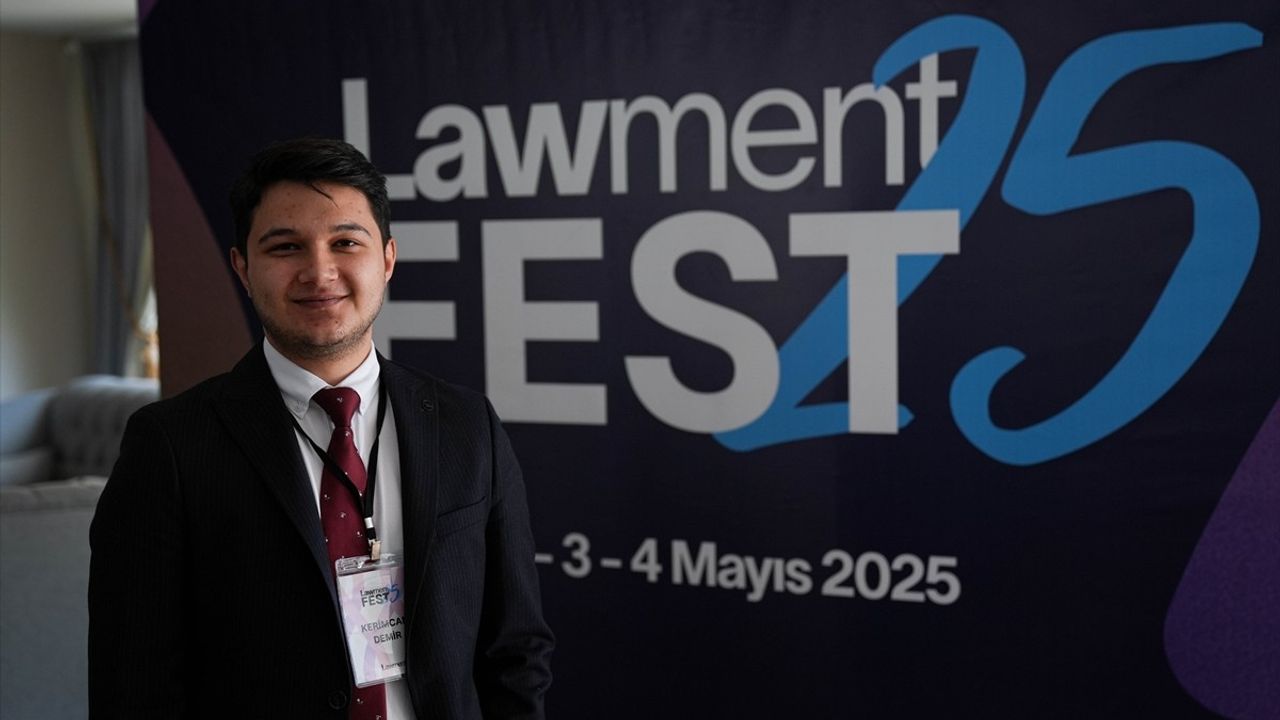 İzmir'de Hukuk Festivali Coşkuyla Başladı