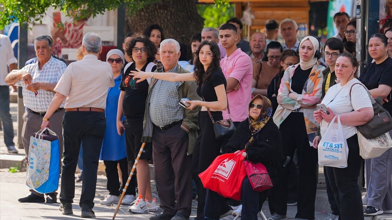 İzmir'de İşçi Grevi: Hizmet Aksamaları ve Ulaşım Sorunları