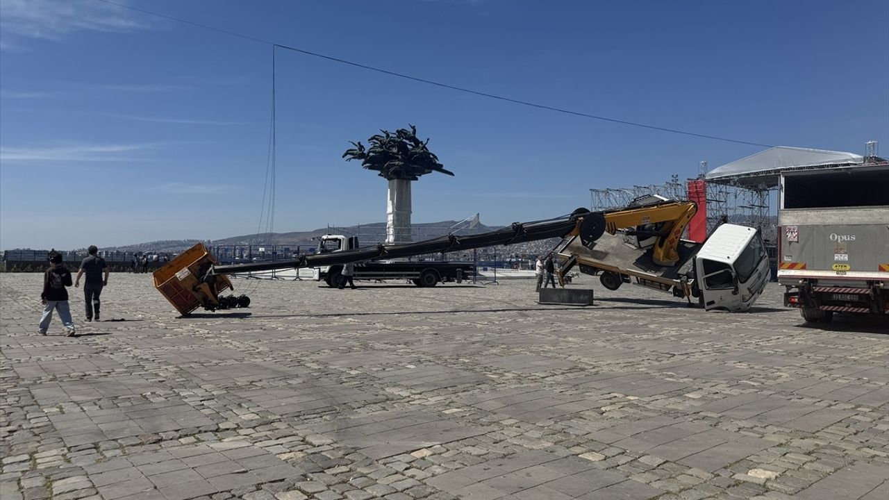 İzmir'de Miting Hazırlıkları Sırasında Vinç Kazası: 1 Yaralı