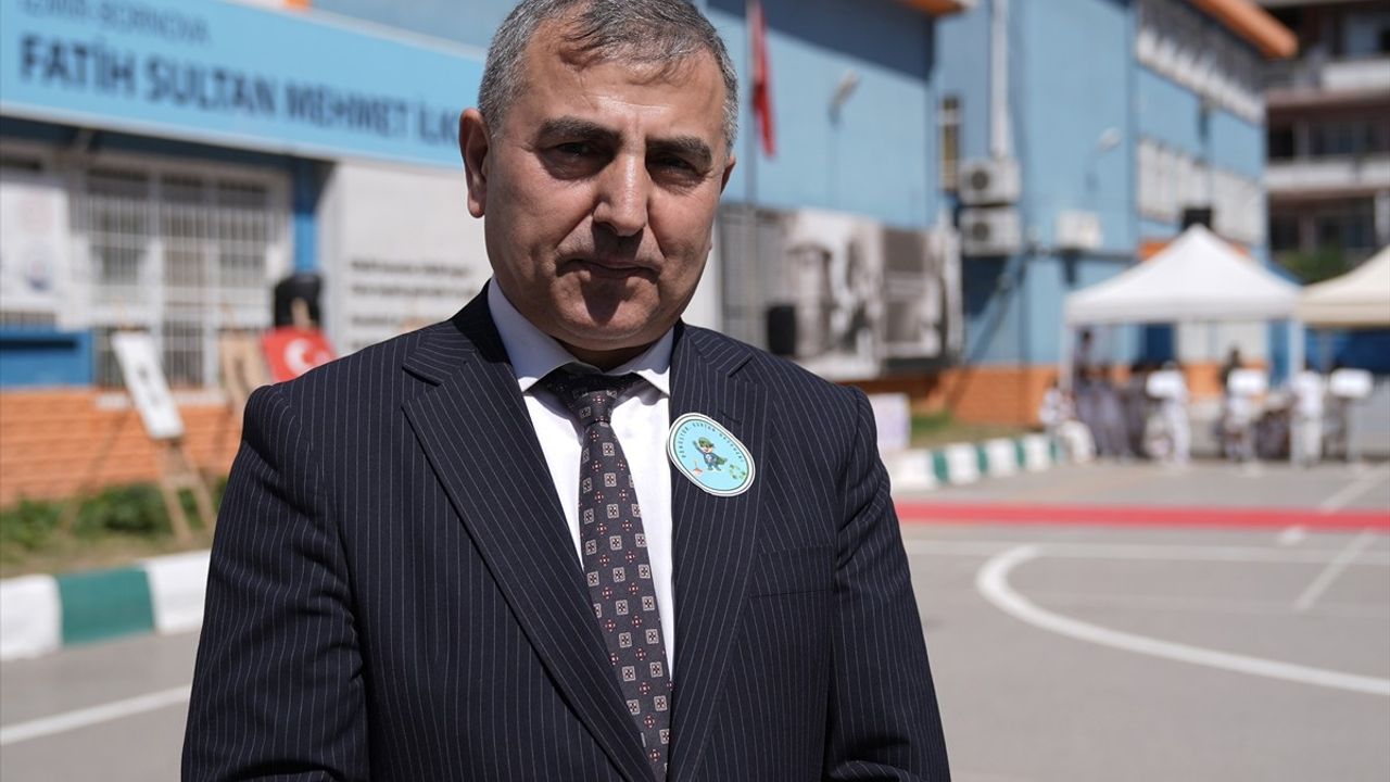 İzmir'de Öğrenciler Atık Malzemelerden Tasarladıkları Kıyafetlerle Defile Düzenledi