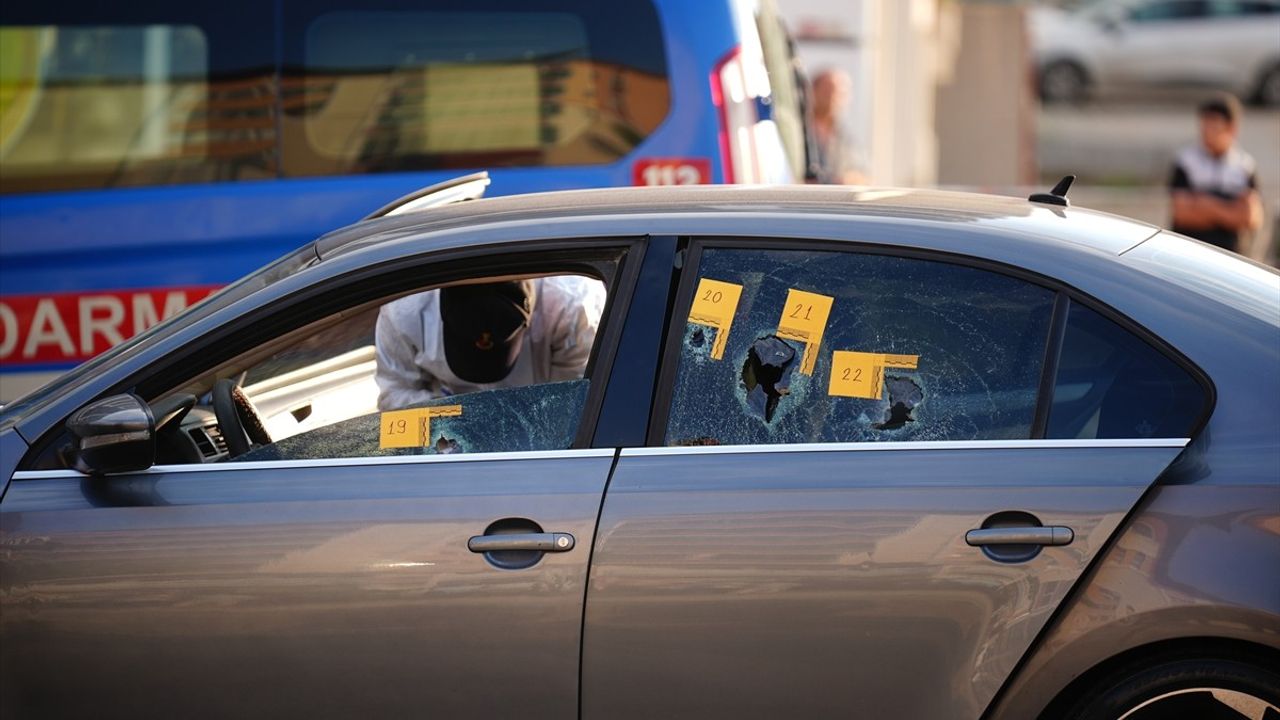 İzmir'de Seyir Halindeki Araca Silahlı Saldırı: 3 Kişi Hayatını Kaybetti