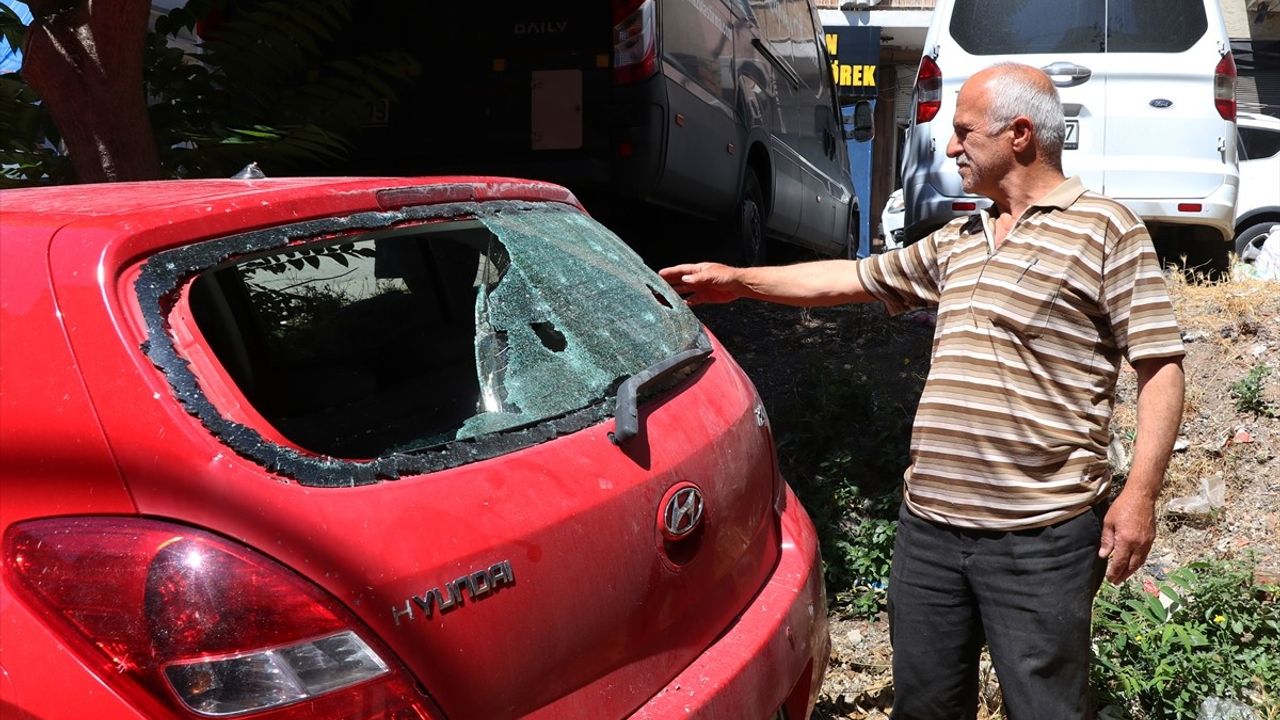 İzmir'de Su Borusu Patladı: Araçlar ve Evler Zarara Uğradı