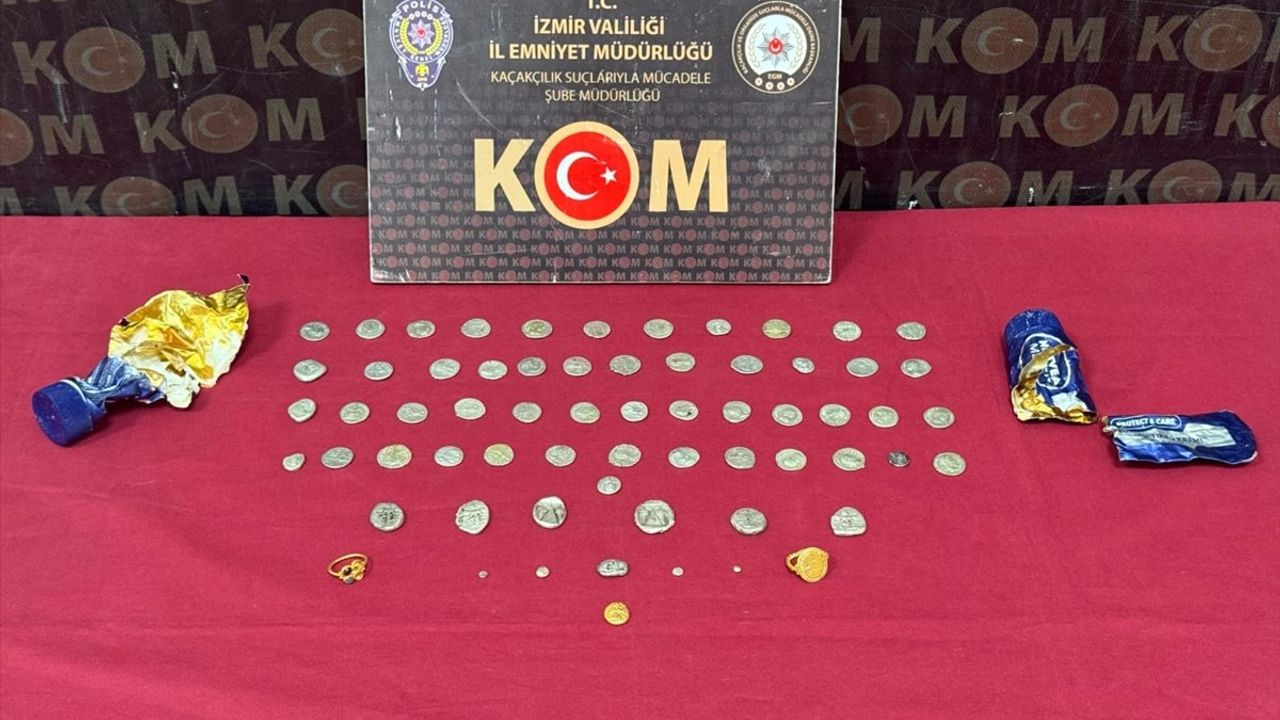 İzmir'de Tarihi Eser Kaçakçılığı: 130 Sikke ve 2 Altın Yüzük Ele Geçirildi