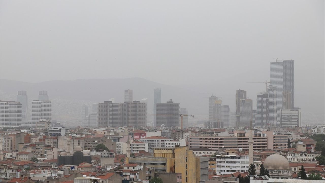 İzmir'de Toz Taşınımı Hayatı Olumsuz Etkiliyor