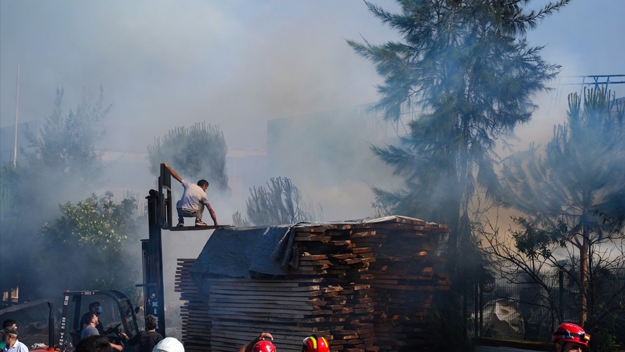 İzmir'deki Sandalye Fabrikasında Yangın Kontrol Altına Alındı