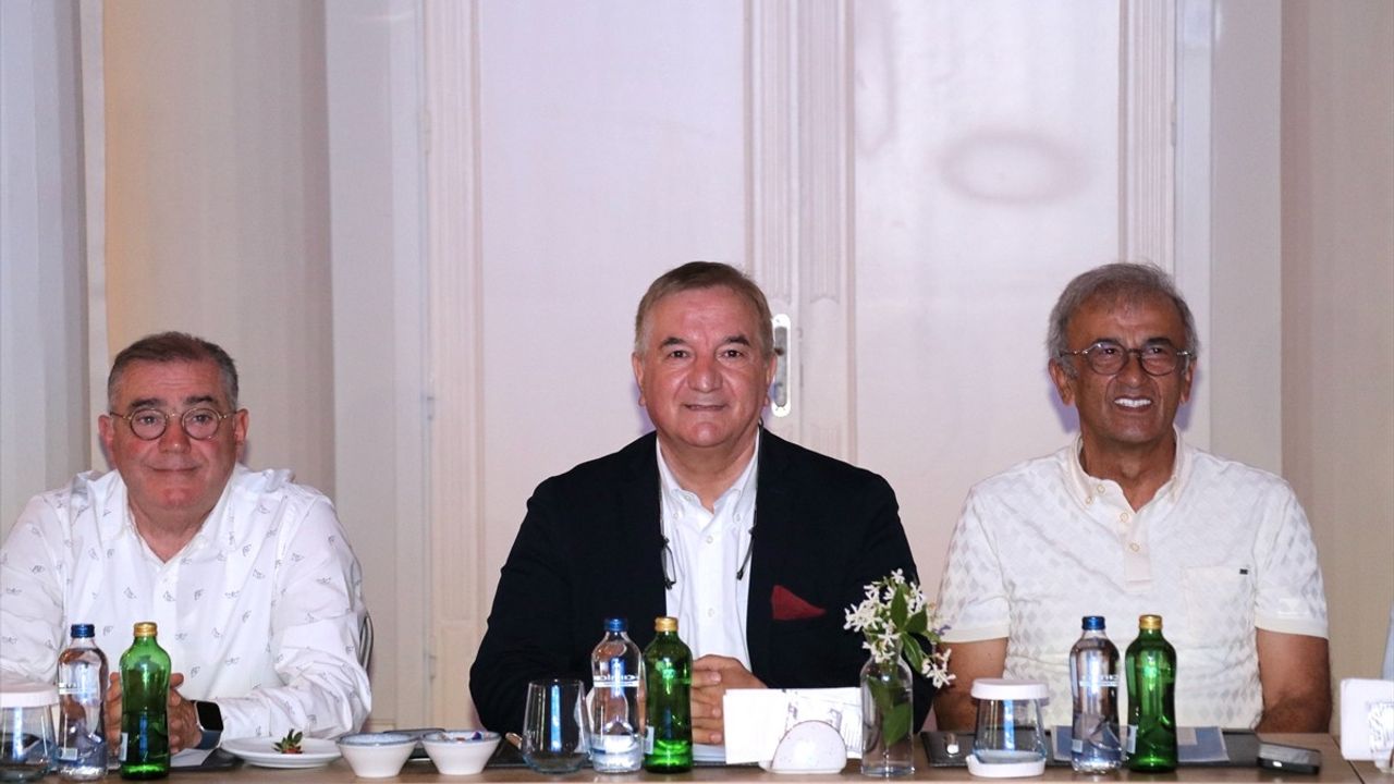 İzmir'deki Turizm Sektörünün Sorunları Masaya Yatırıldı