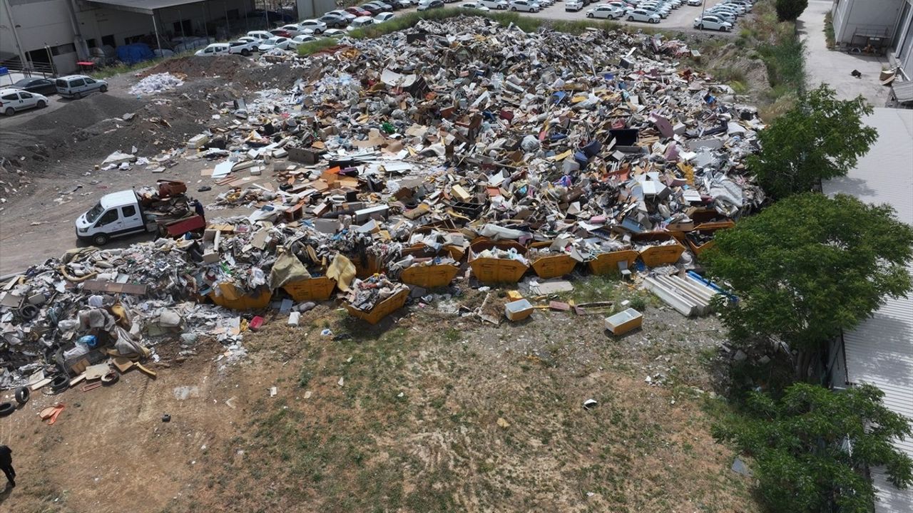 İzmir Gaziemir'de Açık Alanlarda Çöp Tepkisi