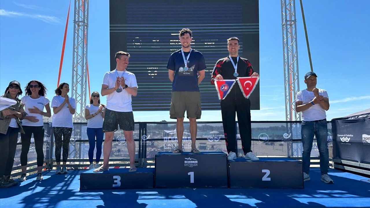 Jandarma Sporcuları İtalya'da Yüzme Şampiyonasında İki Madalya Kazandı