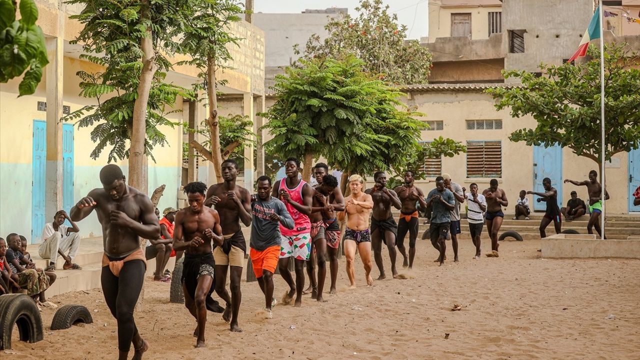 Japon Güreşçi Shogo, Senegal'de Geleneksel Güreş Öğreniyor ve Çocukları Olimpiyatlara Hazırlıyor